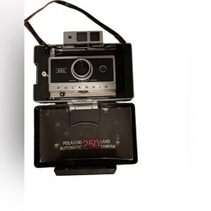 POLAROID AUTOMATIC LAND CAMERA 250 IN CASE WITH STRAP & MANUAL  NOT TESTED